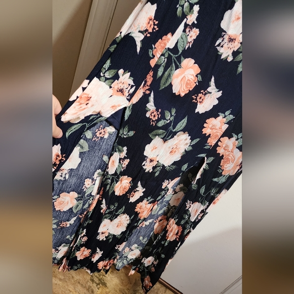 ** DONATED ** Floral Summer Dress w/ 2 side slits & peekaboo tie - Picture 4 of 6